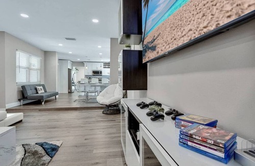 Town N County Park House | Immaculate & Cozy Entire Heated Pool House