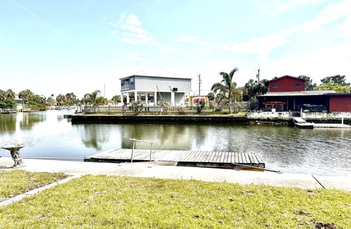 Survey Creek Cottage | Incredible Cottage with Fantastic Sights in Weeki Wachee, Florida