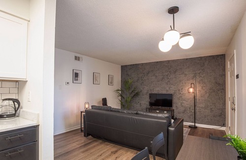 Downtown Memphis Apartment | Industrial King Suite Downtown with Free Parking