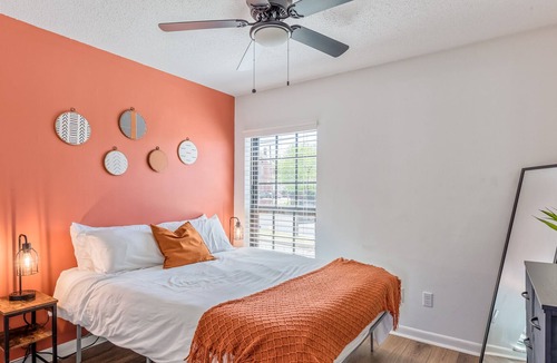 Downtown Memphis Apartment | Industrial King Suite Downtown with Free Parking