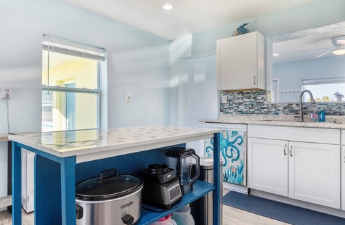Schulte Park House | Inlaw suite, Oceanviews, Outside Dining, Peaceful Area, and Walk to Beach!
