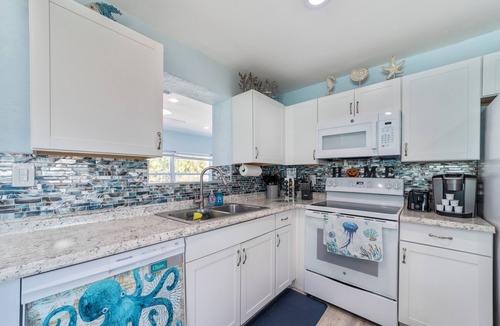 Schulte Park House | Inlaw suite, Oceanviews, Outside Dining, Peaceful Area, and Walk to Beach!