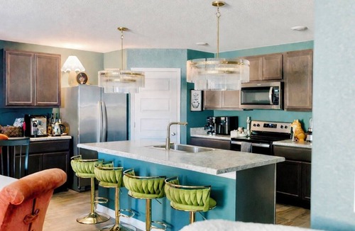 Foley House | Insta-worthy pet-friendly getaway near OWA Tropic Falls, beach, and The Wharf.