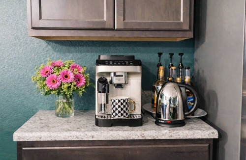 Foley House | Insta-worthy pet-friendly getaway near OWA Tropic Falls, beach, and The Wharf.