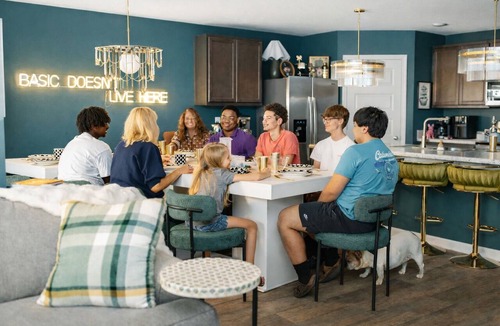 Foley House | Insta-worthy pet-friendly getaway near OWA Tropic Falls, beach, and The Wharf.