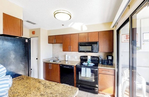 Holmes Beach Condo | Inviting Condo with Shared Pool, High-Speed WiFi, and Central AC