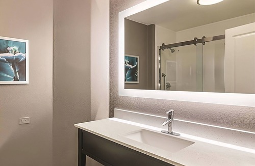 Orlando Hotel | Inviting King Room w/Pool & Free Breakfast – Cozy Stay near Orlando Attractions