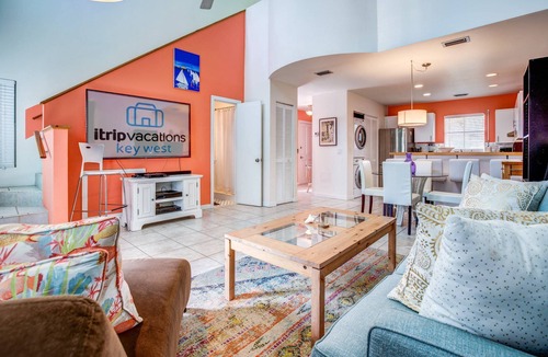 Old Town Condo | Island Escape: Shared Pool, Patio & Parking Just Steps from Duval Street
