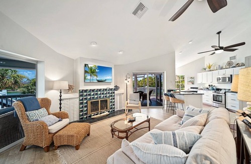 Murex Lakes House | Island time. 10 min walk to beach, heated pool, wide water views. Pet friendly!