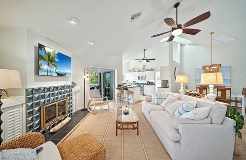 Murex Lakes House | Island time. 10 min walk to beach, heated pool, wide water views. Pet friendly!