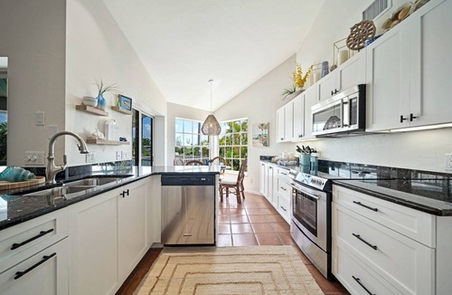 Murex Lakes House | Island time. 10 min walk to beach, heated pool, wide water views. Pet friendly!