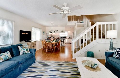 Holmes Beach House | Isle Haven B – Cozy AM Island Escape Just Steps from the Beach, Pets Welcome