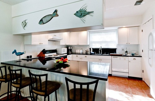 Holmes Beach House | Isle Haven B – Cozy AM Island Escape Just Steps from the Beach, Pets Welcome