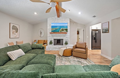 Del Rio House | Jacksonville Family Oasis with Screened Heated Pool Sleeps 10