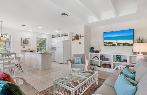 Captiva House | Jasmine - Refreshing 2-Bed/1.5-Bath Captiva Cottage Duplex, 2 Min Walk to Beach!