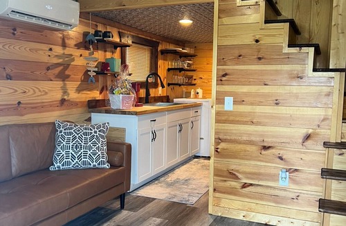 Cullman Cabin | Karagan Cottage is less a mile from Smith Lake Park and the Zipline's.