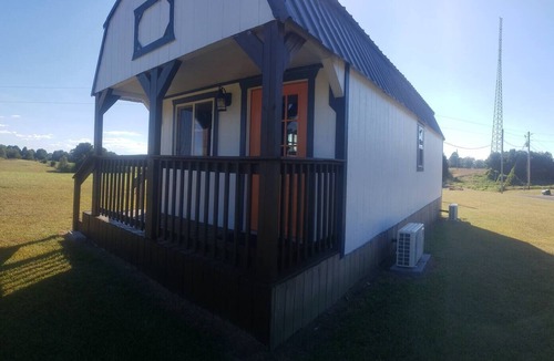 Cullman Cabin | Karagan Cottage is less a mile from Smith Lake Park and the Zipline's.
