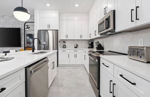 Florida Center House | Katie's Cove | Chic Villa on I-Drive w Upscale Amenities, Luxe Suites & PVT Pool