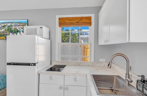 Truman Annex Apartment | Key West Steps to Duval, Truman Waterfront Park and Beach. Walk everywhere