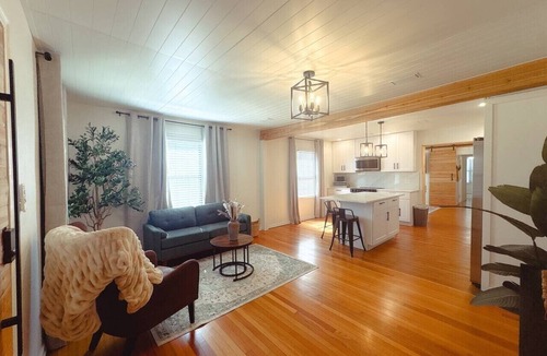 South Pensacola House | Keyless entry, Fenced Yard, Pets ok, near beach.