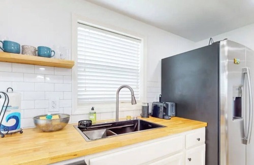 Truckland House | Kid-friendly beachy house off Sanibel&FM Beach!
