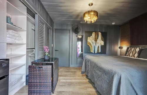 Wilton Manors House | Kiki 1 - Men's Clothing optional Guest Houses