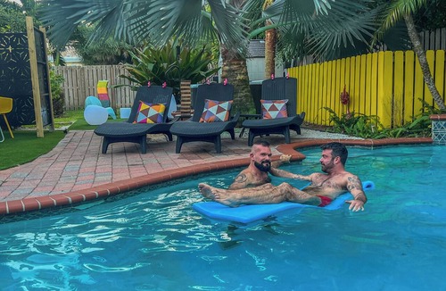 Wilton Manors Cottage | Kiki Grand Suite - Men's Clothing optional Guest House in Wilton Manors