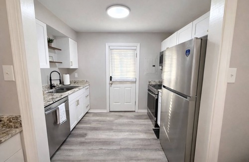 Mobile House | King Bed Fast WiFi Midtown Mobile Near Downtown & Hospitals