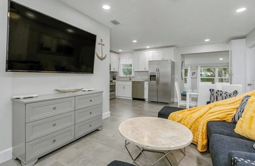 Titusville House | King Bed. Great Parking. Message with Questions.
