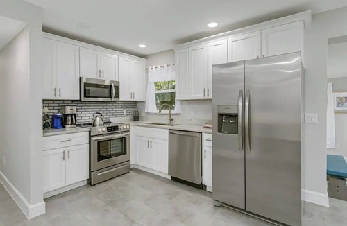 Titusville House | King Bed. Great Parking. Message with Questions.