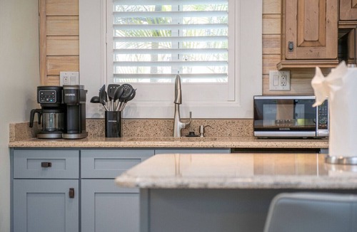Madeira Beach Cabin | King Bed-Step to Madeira Beach-Heated Pool-Private