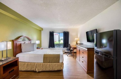 Orlando Hotel | King Bed with Kitchenette Non-Smoking