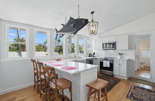 Old Naples Apartment | King Bedrooms, Two Blocks to Gulf, Shopping, and Dining in Old Naples