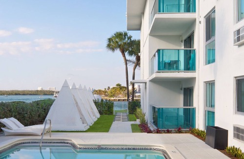 Bal Harbour Apartment | King Size Studio with Kitchenette, Steps Away from Bal Harbour Beach