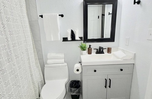 Oakford Park Condo | King Suite-Full Kitchen W/D Near Airport & DTWN