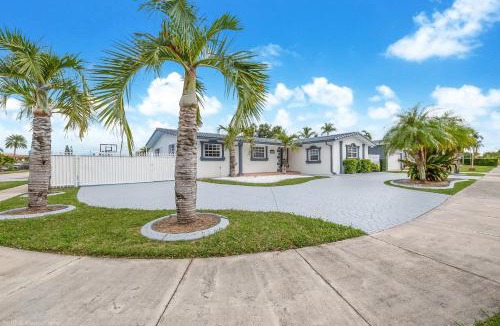 Westchester House | La Femme Luxe Oasis -5 Bedrooms, Htd Pool, Mini Golf, Jacuzzi, Game Room, BBQ,Pickleball