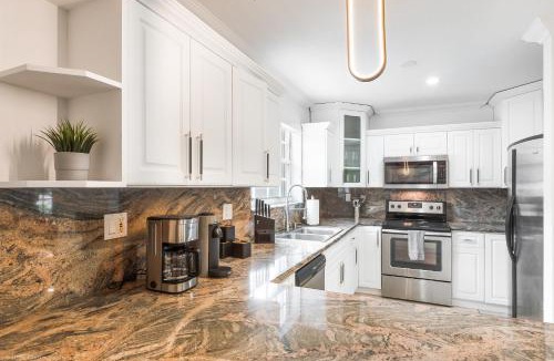 Westchester House | La Femme Luxe Resort - HtdPool, Mini Golf, 5 Bedrooms, Jacuzzi, Game Room, BBQ,Pickleball