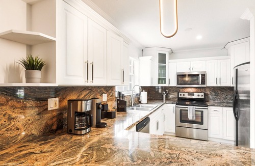 Westchester House | La Femme Oasis Resort/5 Bedrooms/Htd Pool/Mini Golf/Pickleball/Jacuzzi/BBQ