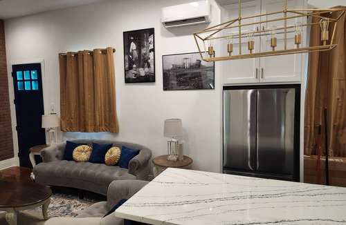 South 7th Ward House | La Maison De La CournLovely 4 bdr, 4 bath cottage, 6 TVs, WiFi, 2 washer/dryer.