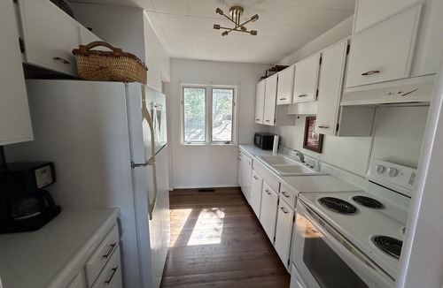 Grant House | Lake Guntersville waterfront lake house Snug Harbor- Great fishing