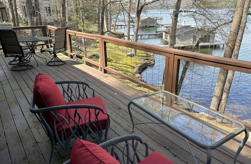 Grant House | Lake Guntersville waterfront lake house Snug Harbor- Great fishing
