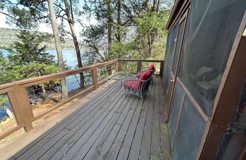 Grant House | Lake Guntersville waterfront lake house Snug Harbor- Great fishing