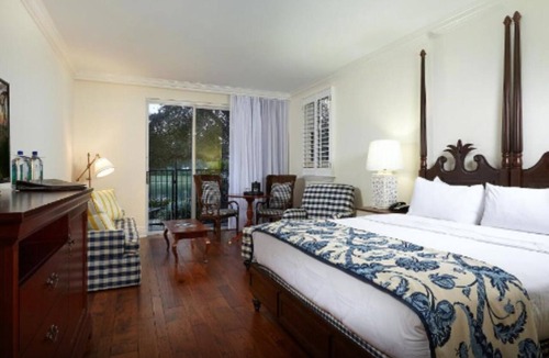 Pelican Bay Hotel | Lake King | Inn at Pelican Bay | Lake Views, Breakfast Included, Beach Ride