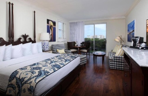 Pelican Bay Hotel | Lake King | Inn at Pelican Bay | Lake Views, Breakfast Included, Beach Ride