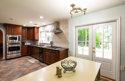 Northport House | Lake T Retreat - Sunset - Pool - Putting Green!