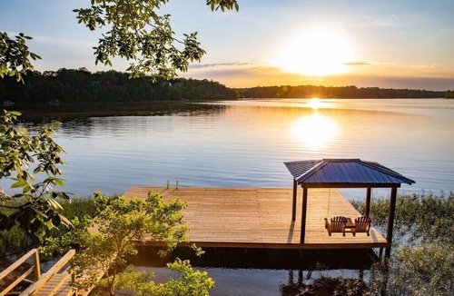Northport House | Lake T Retreat - Sunset - Pool - Putting Green!