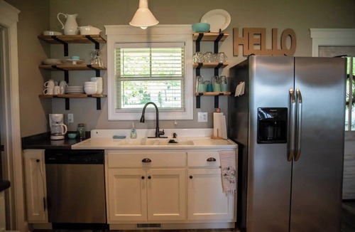 Groveoak Cottage | Lake Therapy, Cottage on the Water with Wifi!