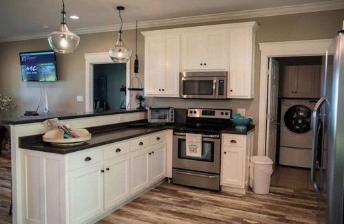 Groveoak Cottage | Lake Therapy, Cottage on the Water with Wifi!