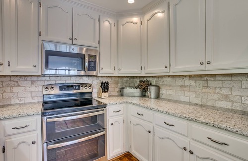 Northport House | Lake Tuscaloosa Designer House with 4 King Beds! -Right on Water- 20 Min to UA!