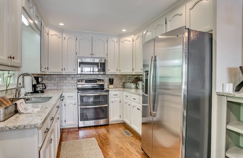 Northport House | Lake Tuscaloosa Designer House with 4 King Beds! -Right on Water- 20 Min to UA!